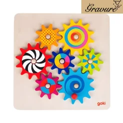 Bébé ingénieur avec le jouet puzzle engrenage en bois :