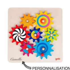 Bébé ingénieur avec le jouet puzzle engrenage en bois :