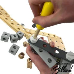 Un jeu de construction en bois pour les petits bricoleurs en herbe